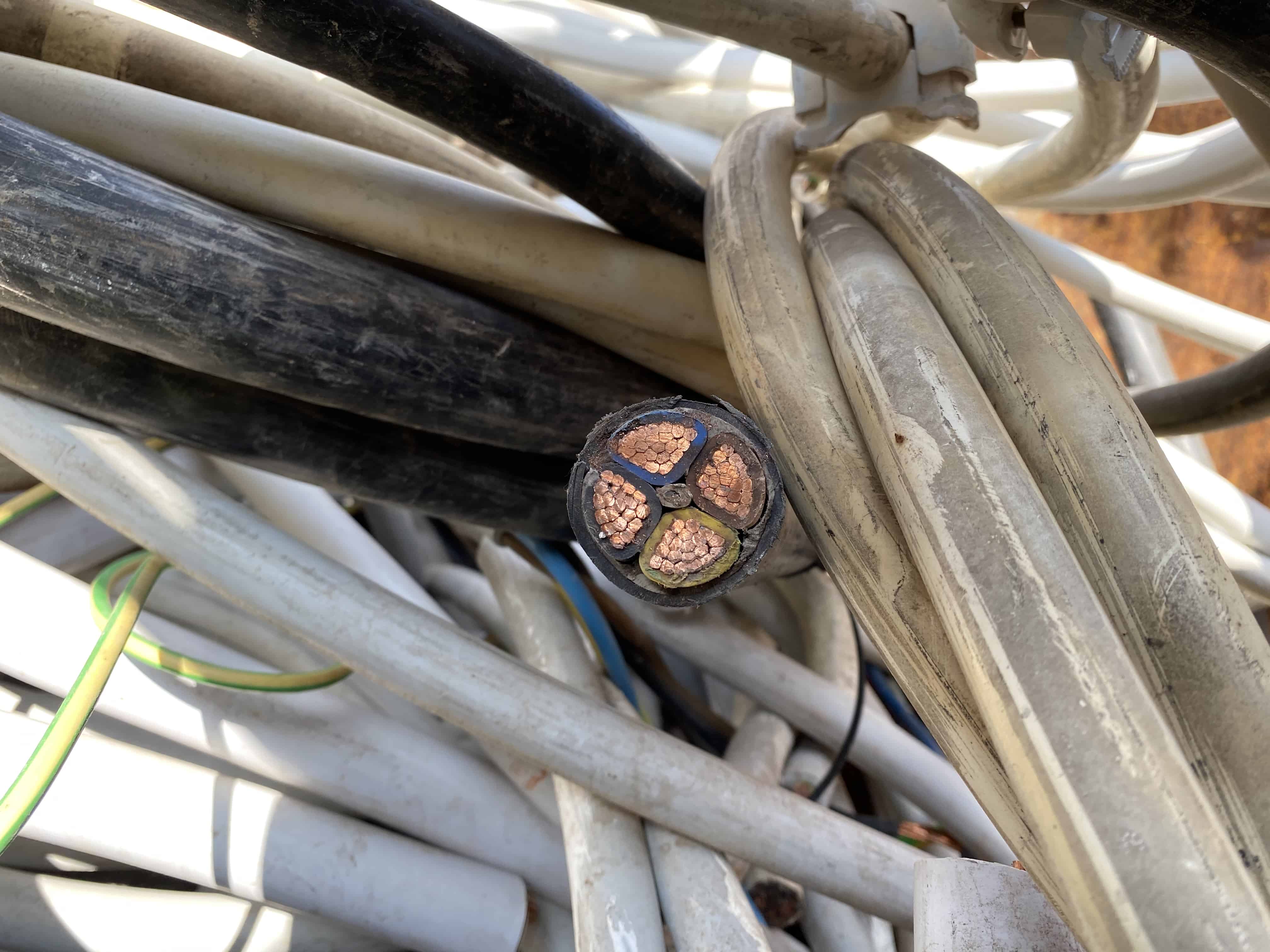 Kupferkabel ca. 60 % Kupferkabel ca. 60 %